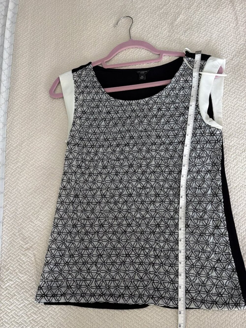 Ann Taylor Petite Black & White Geometric Sleeveless Top – Size SP